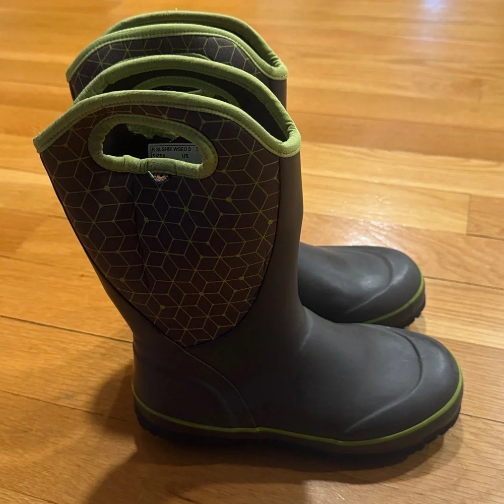 Bogs boys winter snow boots size 4 .
